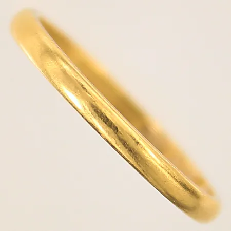 Ring, slät, stl 17½, bredd 2mm, gravyr, 23K Vikt: 2,6 g