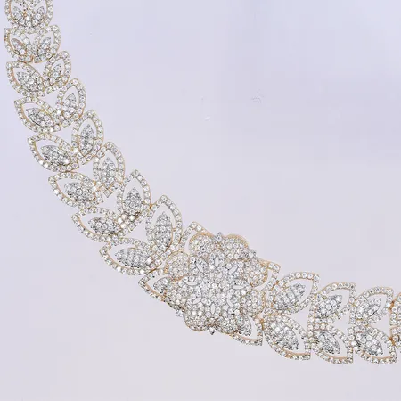 Collier med vita stenar, längd ca 45,5 cm, bredd 2-22 mm, några stenar saknas, 14K. Vikt: 27,5 g