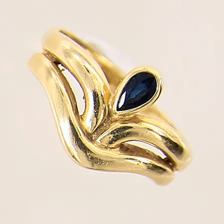 Ring med safir, stl 17¾, bredd 2,2-12mm, 18K Vikt: 3,3 g
