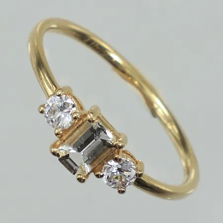 Ring, vita stenar, stl 20¾, bredd 6,4mm, 18K  Vikt: 2,8 g