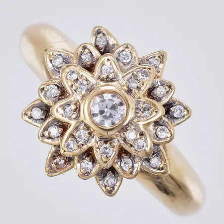 Ring med diamanter totalt ca 0,25ct, stl: 17 ½, bredd ca 3-13mm, 18K Vikt: 4,3 g