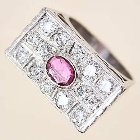 Ring med diamanter totalt 1,62ctv enligt gravyr samt rubin, stl 16½, bredd 7-12mm, rubin med flertalet nagg samt inneslutningar som når ytan, vitguld, 18K  Vikt: 9,4 g