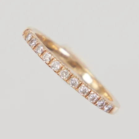 Halvalliansring med diamanter 11x ca 0,02ct en diamant saknas, stl 18, bredd 1,9mm, gravyr, Schalin 18K  Vikt: 2,7 g