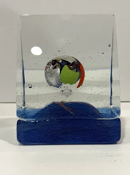 Skulptur Kosta Boda, "Life", del 3/4 "Earth", höjd 16cm, bredd 8,5cm, formgiven Bertil Vallien, ex 471/500, originalbox och certifikat Skickas med postpaket.