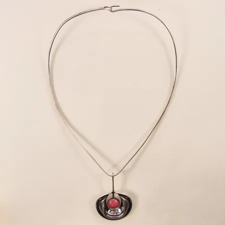 Collier, stelt, samt integrerat hänge med rodonit, mått ca 21x15,5mm, hängets mått 7x4,5mm, Karl-Erik Palmberg för ALTON, Falköping, år 1973, sterling silver 925/1000 Vikt: 56,3 g