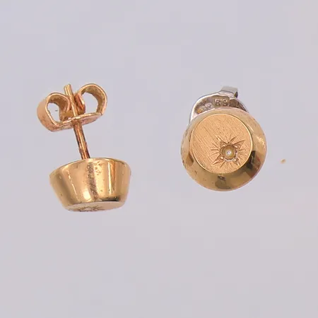 Ett par örhängen, skeva, vit sten, 8mm, en stopp i vitguld, 18K Vikt: 1,4 g