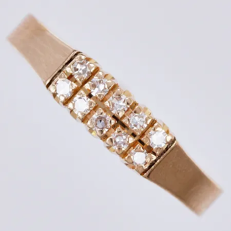 Ring med 10 diamanter ca totalt 0,15ct enligt gravyr, (8/8-slipning), stl: 19¾, bredd ca 3-4mm, 18K Vikt: 3,1 g