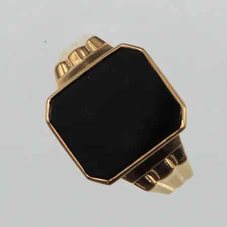 Klackring med onyx, stl 18½, bredd ca 3-15mm, missfärgat, Trege Svensson & Alexanderson G-B, 1955, 18K Vikt: 4,3 g