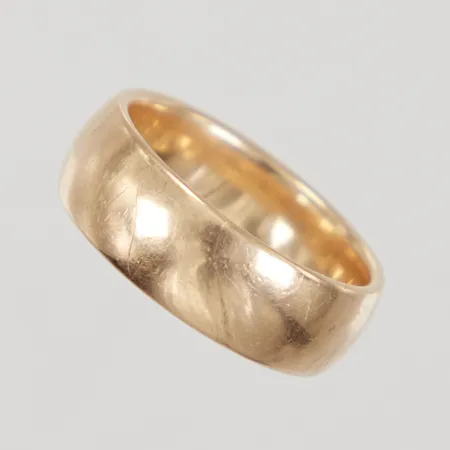 Ring, stl 18¼, bredd 7,1mm, gravyr, Schalin 18K  Vikt: 10,3 g