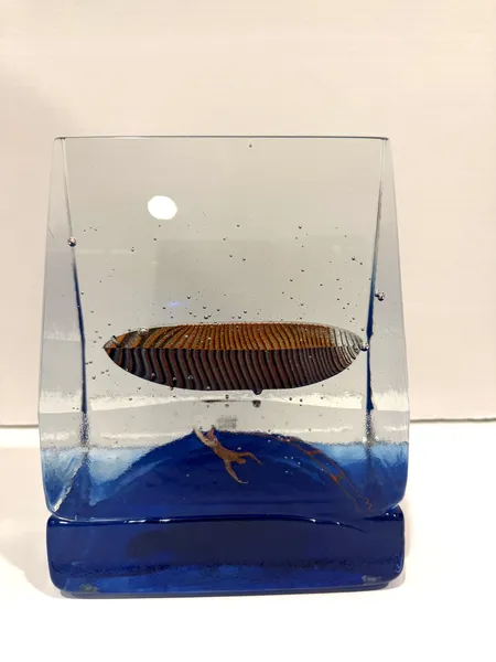 Skulptur Kosta Boda "Boat", höjd:16cm, bredd:12cm, glas, del 2/4ur serien "Life", formgiven av Bertil Vallien, #7520040, exemplar 457/500, originalbox och certifikat. 