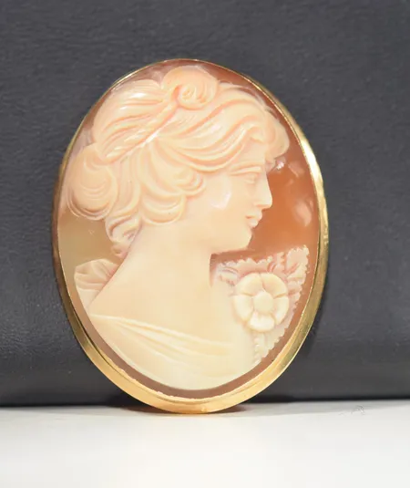 Hänge camé längd 5cm bredd 3,5cm, 18k Vikt: 7,2 g
