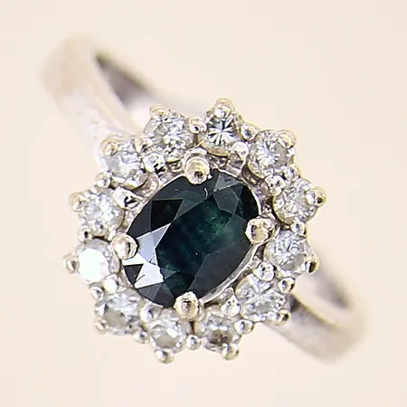 Ring med safir samt diamanter 12 x ca 0,04ct, stl 17¼, bredd 2,7-12,7mm, behov av omrodiering, nagg, repig, vitguld, 18K Vikt: 5,7 g