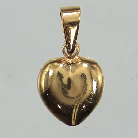 Hänge, hjärta, längd 19,2mm inkl ögla, bredd 11mm, repig, 18K  Vikt: 4,2 g