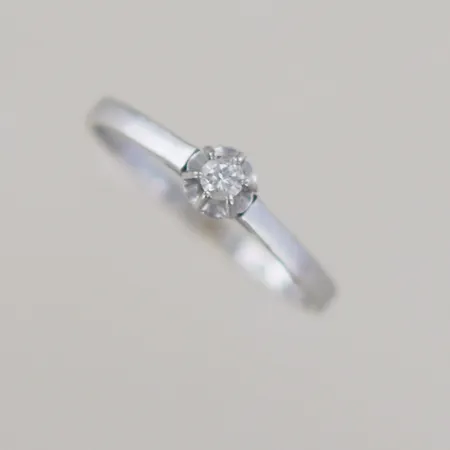 1 ring m brilj 0,06ct 18k 1,4 gr Ø 17 mm, 41859:1/2015 Vikt: 1,4 g