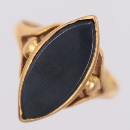 Ring med hematit, stl 17¼, bredd 19,7mm, år 1989, 18K  Vikt: 5,4 g