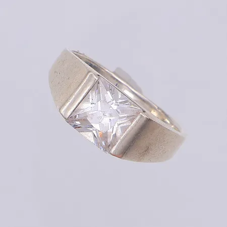 Ring, vit sten, stl 18¾, Guldfynd, 925/1000 silver Vikt: 5 g