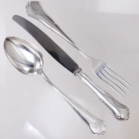 1 Matkniv, längd 24,5cm, rostfritt blad, 1 Matgaffel, längd 21,5cm, 1 Sked, längd 21,5cm, monogram, CGH, år 1946, 830/1000 silver. Bruttovikt 235,5g Vikt: 235,5 g