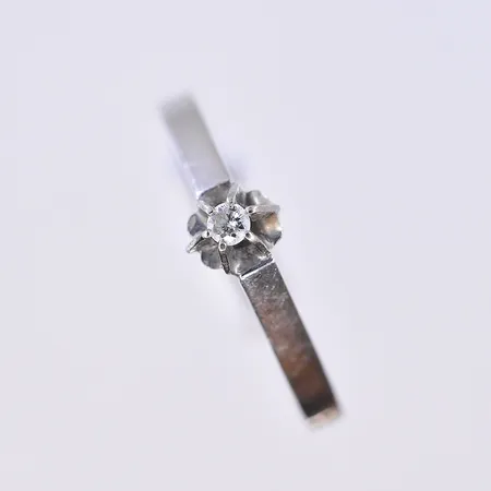 Ring med diamant 0,03ctv, stl 16, bredd 2 mm, 18K. Vikt: 2 g