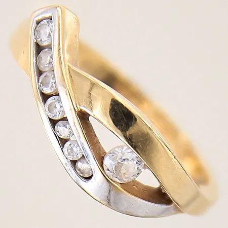 Ring med vita stenar, stl 17, bredd 2,5-7mm, 18K Vikt: 4 g