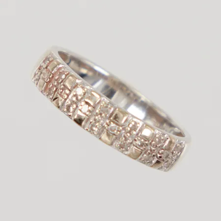 Ring, stl 15½, bredd 3,3-4,3, åttkantslipade diamanter 20x ca 0,005ct, flera med nagg, vitguld, GHA, 18K,  Vikt: 3,1 g
