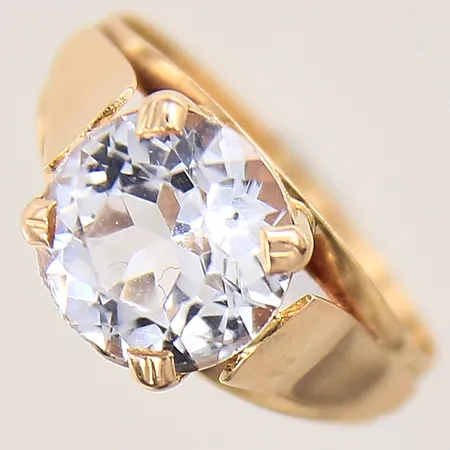 Ring med vit sten, stl 16¾, bredd 1,8-9mm, nagg, 18K Vikt: 3 g