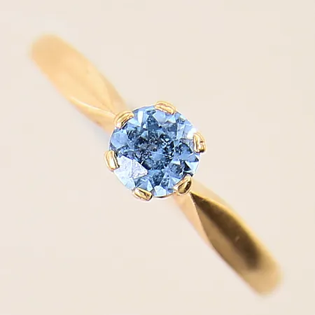Ring med blå sten, stl 18½, bredd 1,5-5mm, 18K Vikt: 2,6 g