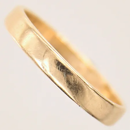 Ring, slät, stl 18¼, bredd 3,3mm, gravyr, 18K Vikt: 3,2 g