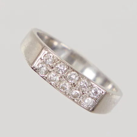 Ring, diamanter 10x ca 0,02ct, stl 15¾, bredd ca 2,2 - 4,2mm, slitet, vitguld, 14K  Vikt: 3,1 g