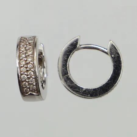 Ett par örhängen, diamanter 32 x ca 0,005ct, Ø12mm, bredd 3,6mm, vitguld, 18K  Vikt: 3,9 g
