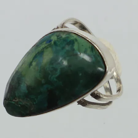 Ring, grön sten, stl 18½, reglerbar storlek, bredd 4,3-24,5mm, skev, vassa kanter, Israel, 925/1000 silver Vikt: 6 g