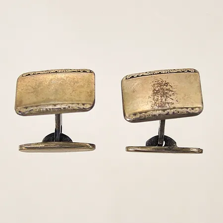 Ett par manschettknappar med dekor, 20x15mm, något skeva, silver 830/1000 Vikt: 14,5 g