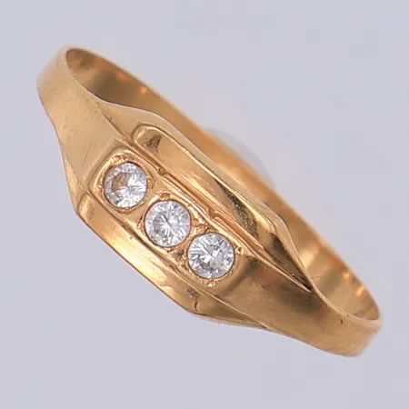 Ring, vita stenar, stl 18½, skev, 18K Vikt: 1,2 g