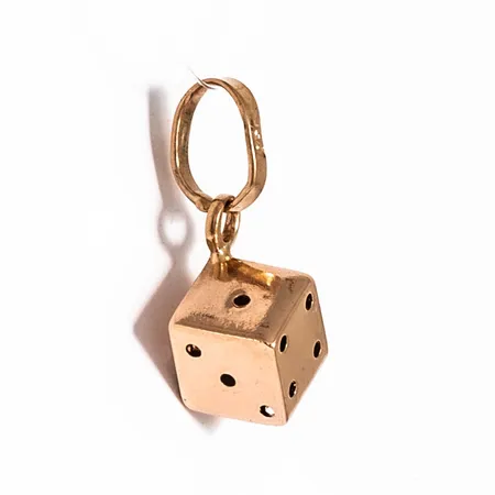 Hänge "tärning" i 18K guld. Det är 18,3 mm långt inkl. ögla, tärningen är c:a 6 x 6 x 6 mm och väger 1,0g. 