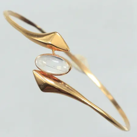 Armband med vit sten, innermått 55-62mm, bredd ca 2-20mm, skev, ostämplad, 18K Vikt: 6,6 g