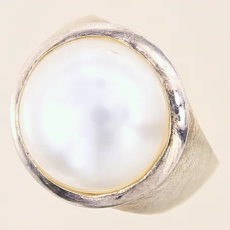 Ring med imitationspärla, stl 18¾, bredd 4-18mm, silver 925/1000 Vikt: 6,5 g