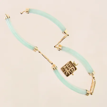 Armband med troligen jade, längd 17cm, bredd 9mm, defekt, 9K Vikt: 12,4 g