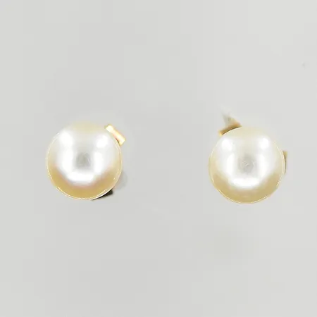 Ett par örhängen med pärlor Ø6 mm, missfärgade, 18K. Vikt: 1,4 g