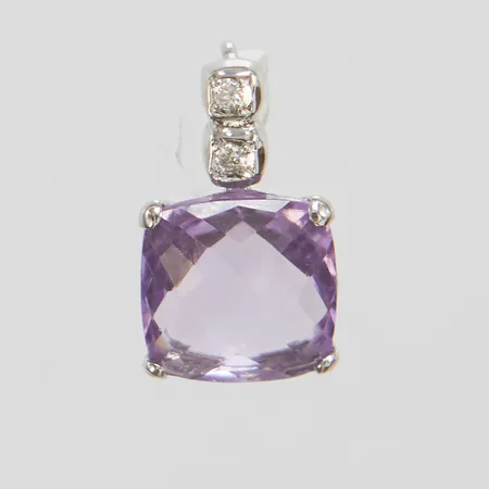 Hänge med checkerslipad ametist samt diamanter 2 x ca.0,0025ct, 14x8mm, vitguld, 18K Vikt: 1 g