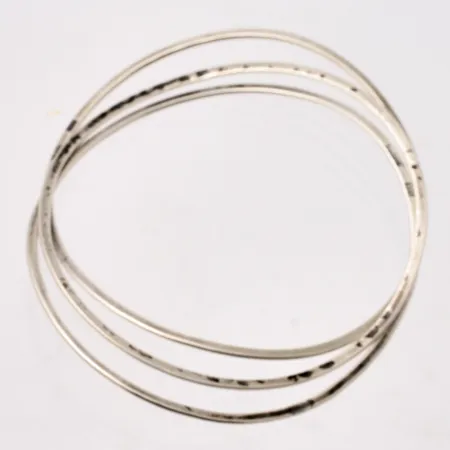 3st armringar i silver, ca 21cm, design Eric Scott Robbert,  ena sidan med hamrad dekor, bredd 1mm, 925/1000, vikt 19,91g.