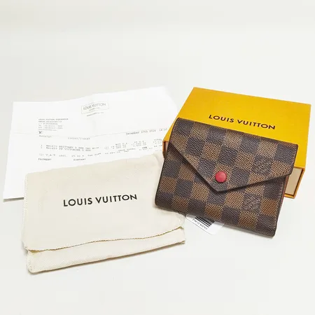 Plånbok Louis Vuitton Victorine Damier Ebene Canvas, cerise red insida samt knapp, mått 12 x 9,5 x 2,5cm, modellnr: N41659, datumkod: SP5106, fläckig insida samt brännmärke, färgbortfall på knapp, Kvitto kopia från Louis Vuitton 2016, dustbag, originalkartong.  