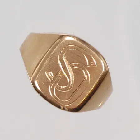 Klackring stl 18½, bredd 3-13mm, monogram, 18K Vikt: 2,9 g