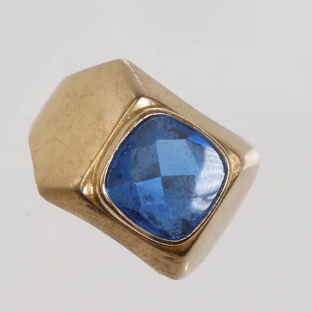 Ring med blå sten, stl 17¼, bredd 3-8mm, gravyr, 18K  Vikt: 5,1 g