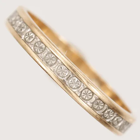 Ring, tvåfärgad, stl: 17½, bredd: 3 mm, gravyr, 18K guld. Vikt: 2,7 g