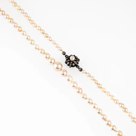 Pärlcollier med odlade saltvattenpärlor, längd 54 cm, Ø 3 - 7 mm, lås i silver med pärla och vita stenar.  Vikt: 0 g