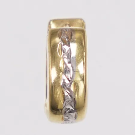 Örhänge, udda, längd 11,4mm, bredd 5mm, vitguldsdetaljer, bucklig, skev, 18K Vikt: 0,7 g