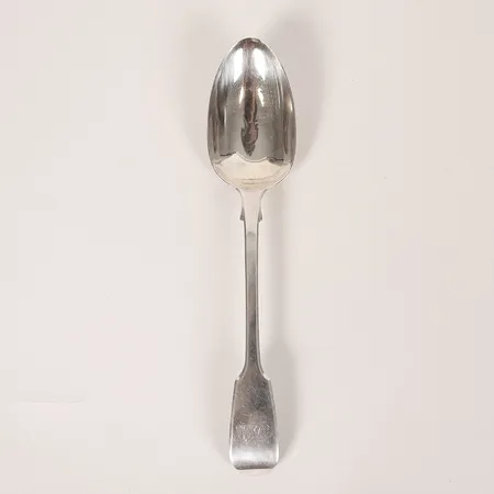 Serveringssked, monogramgravyr, engelska stämplar, längd: 22,5cm, bruksslitage, silver.  Vikt: 79,9 g