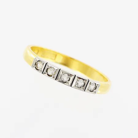 Ring, vita stenar, stl 19¼, gravyr, 23K Vikt: 3,9 g