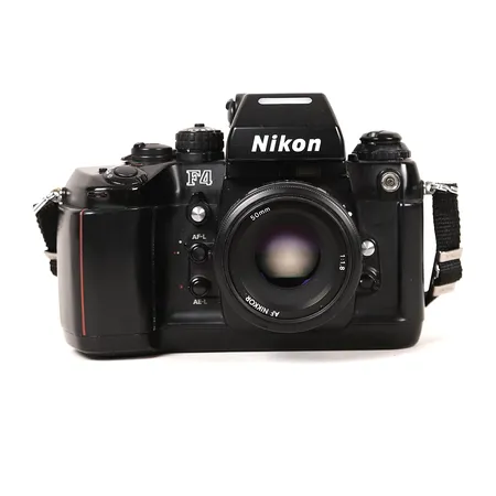 Kamera Nikon F4, svart, body cap, serienummer 2194824, 1980-tal, med objektiv Nikkor AF 1:1.8/50mm, driven med fyra AA-batterier vilka ej ingår (batterier finns för undersökning i butik), ej funktionstestad, smärre bruksslitage.    Vikt: 0 g