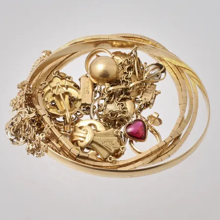 Diverse defekt guld, 18K, bruttovikt 74,77g, ca nettovikt 71,4g.
