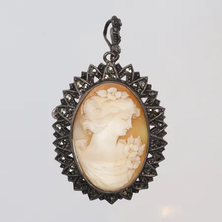 Brosch/Hänge camé med markasiter 31x54mm, 1900-talets första hälft, silver 935/1000 Vikt: 12,4 g
